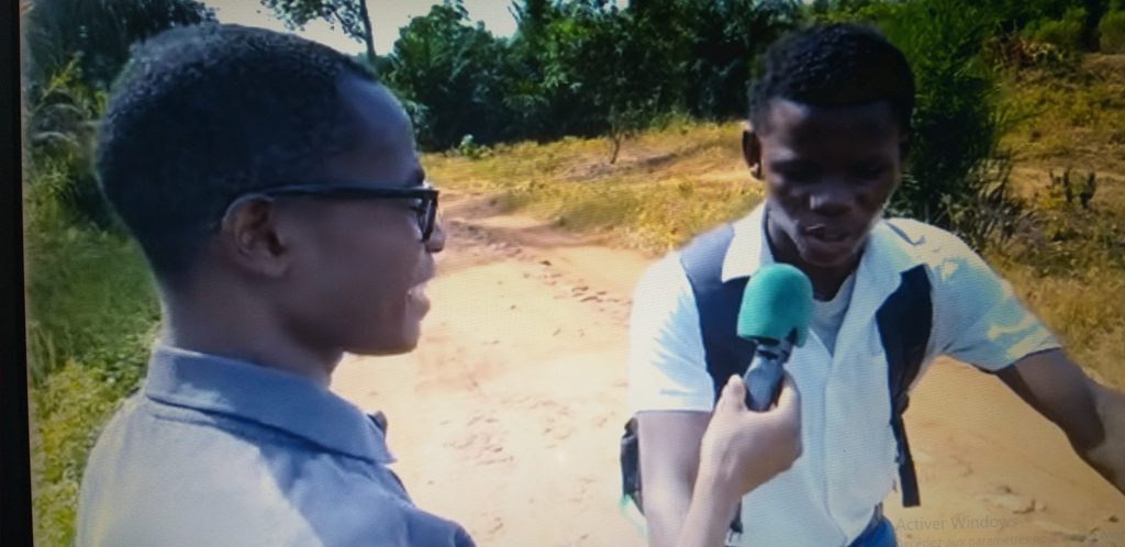 Un élève retournant de l'école à bicyclette se fait interroger par un faux journaliste sur les objets plus volés.